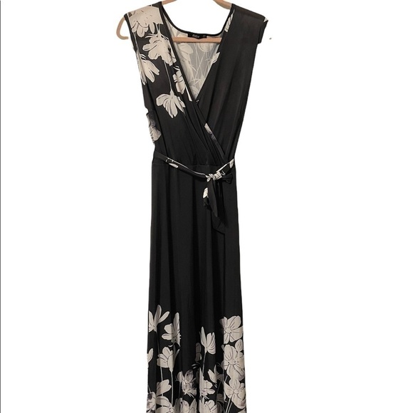 𝅺👗 Beautiful Black & White Wrap Style Floral Dress. - Picture 3 of 8